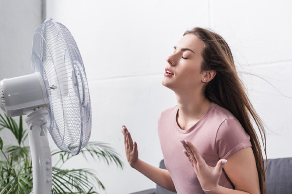 girl in front of room depicting how to cool a rool without ac