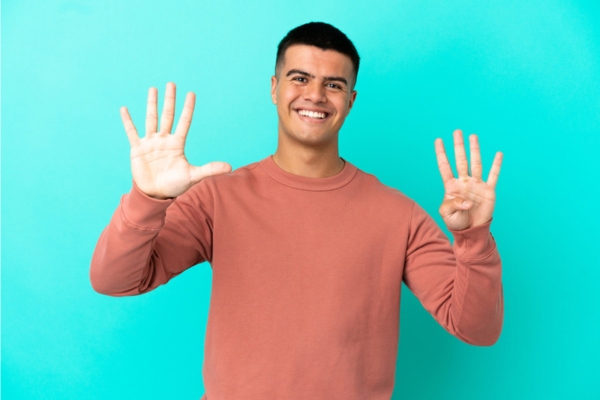 man holding 9 fingers up depicting 9 Features to Look for in a Power Generator